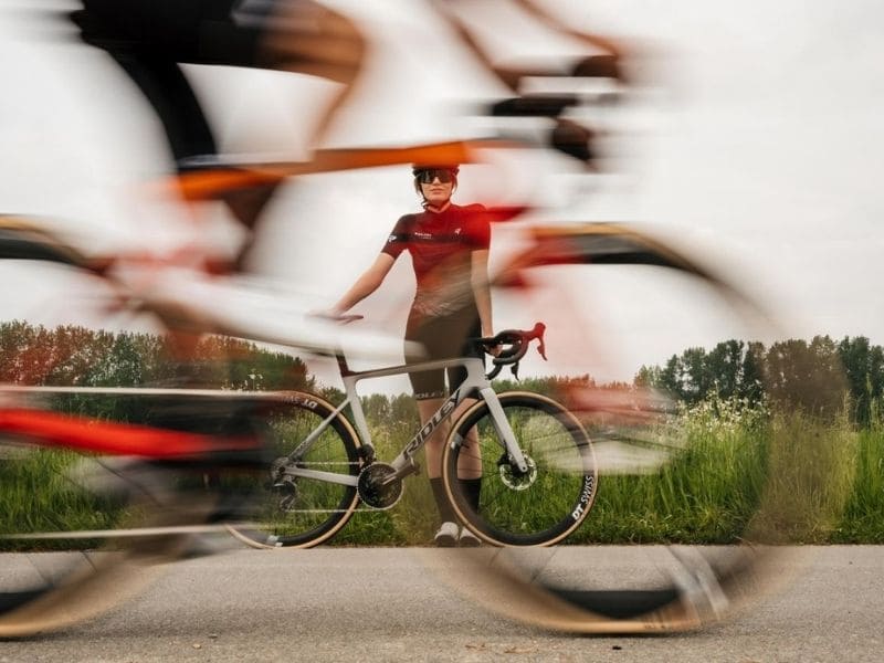 Ciclista de alto rendimiento entrenando con equipamiento de Bicicletas Borrascas en Murcia.